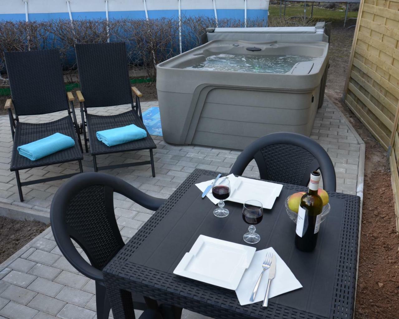 Apartments With Outdoor Spa Jacuzzi And Sauna VNO Extérieur photo