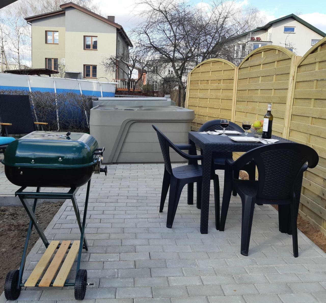 Apartments With Outdoor Spa Jacuzzi And Sauna VNO Extérieur photo